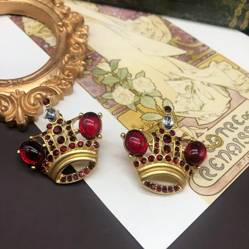 Promotional Welfare Earrings, Enamel Glaze, Red-green Rhinestone Inlaid Geometric Crown Design, Stud Earrings, Ear Clips.
Promotional Welfare Earrings, Enamel Glaze, Red-green Rhinestone Inlaid Geometric Crown Design, Stud Earrings, Ear Clips.