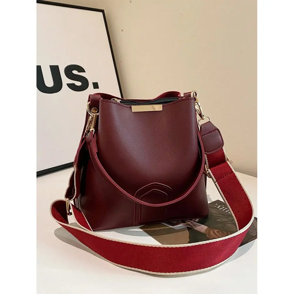 Red New Fashionable Niche Stylish Casual Versatile Retro Classic HighQuality Bucket Bag Wide Strap Women Shoulder CrossBody Han
Red New Fashionable Niche Stylish Casual Versatile Retro Classic HighQuality Bucket Bag Wide Strap Women Shoulder CrossBody Han
