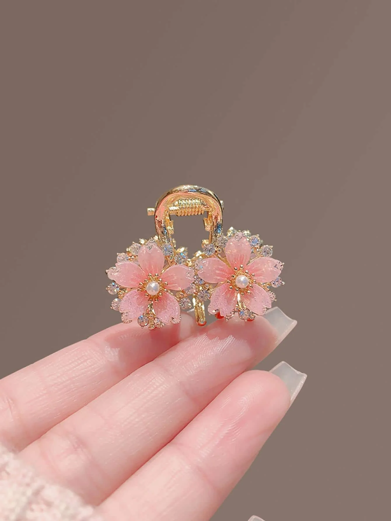 1pc Cute Pink Sakura Rhinestone Faux Pearl Metal Hair Clip, Suitable For Daily Wear Claw Clips Winter Hair Accessories Flower Hair Clip Summer Beach Vacay Hair Clips
1pc Cute Pink Sakura Rhinestone Faux Pearl Metal Hair Clip, Suitable For Daily Wear Claw Clips Winter Hair Accessories Flower Hair Clip Summer Beach Vacay Hair Clips