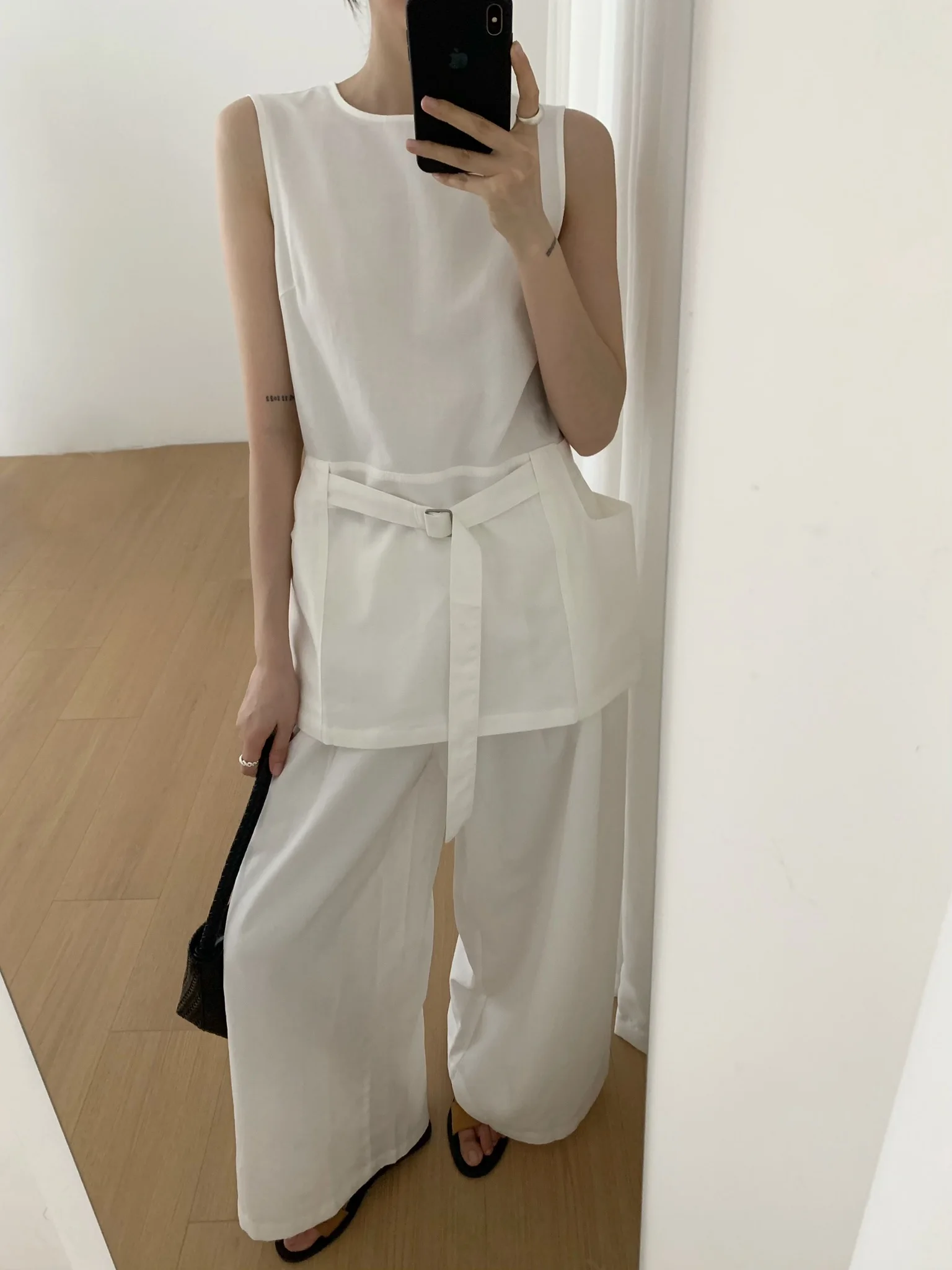 Fashionable High-End Feel Vest And Wide Leg Pants Set Dongda Gate Banded Design Summer Outfit for Women High Waist Long Pants
Fashionable High-End Feel Vest And Wide Leg Pants Set Dongda Gate Banded Design Summer Outfit for Women High Waist Long Pants