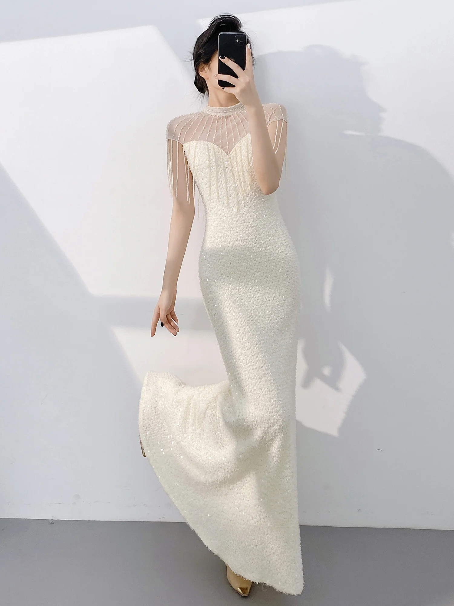 Белое вечернее платье женское 2024 года, новинка, элитное, для ведущих, с пайетками, бахромой на плечах, в корейском стиле, длинное
Белое вечернее платье женское 2024 года, новинка, элитное, для ведущих, с пайетками, бахромой на плечах, в корейском стиле, длинное