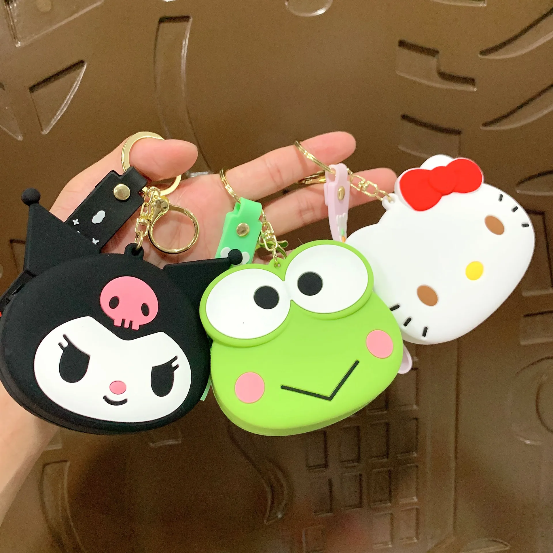 Cinnamoroll кошелек брелки Kuromi силиконовые куклы брелки Cinnamoroll чехлы для наушников сумка подвески фигурка очаровательная сумка аксессуар
Cinnamoroll кошелек брелки Kuromi силиконовые куклы брелки Cinnamoroll чехлы для наушников сумка подвески фигурка очаровательная сумка аксессуар