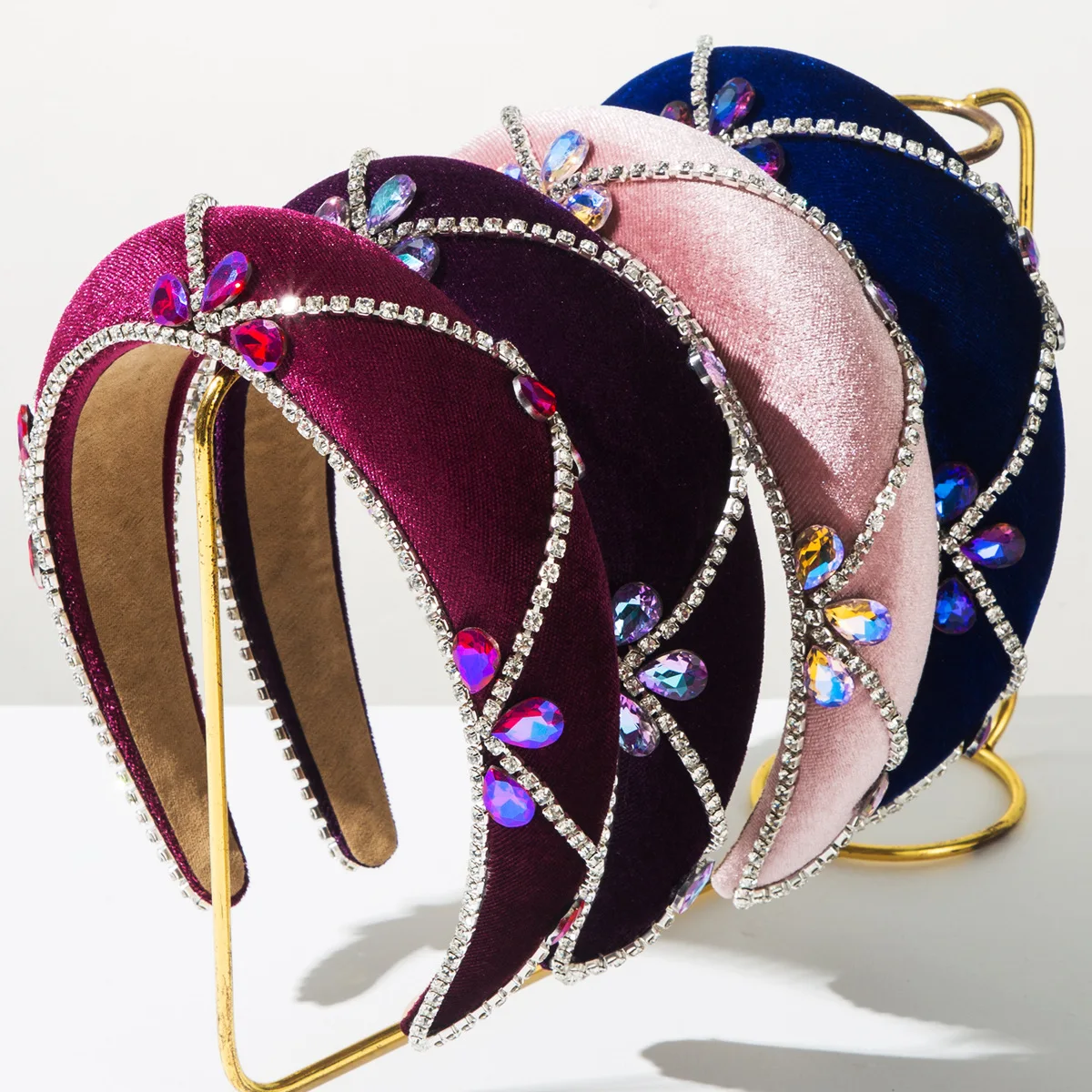 European and American Fashion Retro Velvet Baroque Style Diamond-Encrusted Chain Tassel Headband for Women
European and American Fashion Retro Velvet Baroque Style Diamond-Encrusted Chain Tassel Headband for Women