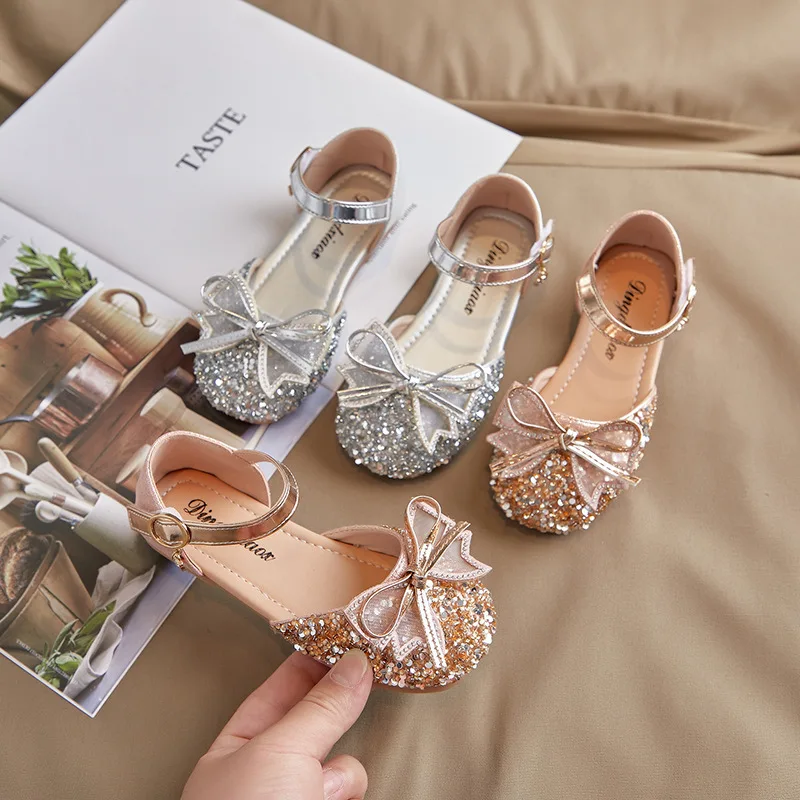 Girls Sandals Rhinestone Bow Soft Sole Kids Princess Leather Shoes Children's Crystal Party Dance Shoe Student Performance Shoes
Girls Sandals Rhinestone Bow Soft Sole Kids Princess Leather Shoes Children's Crystal Party Dance Shoe Student Performance Shoes