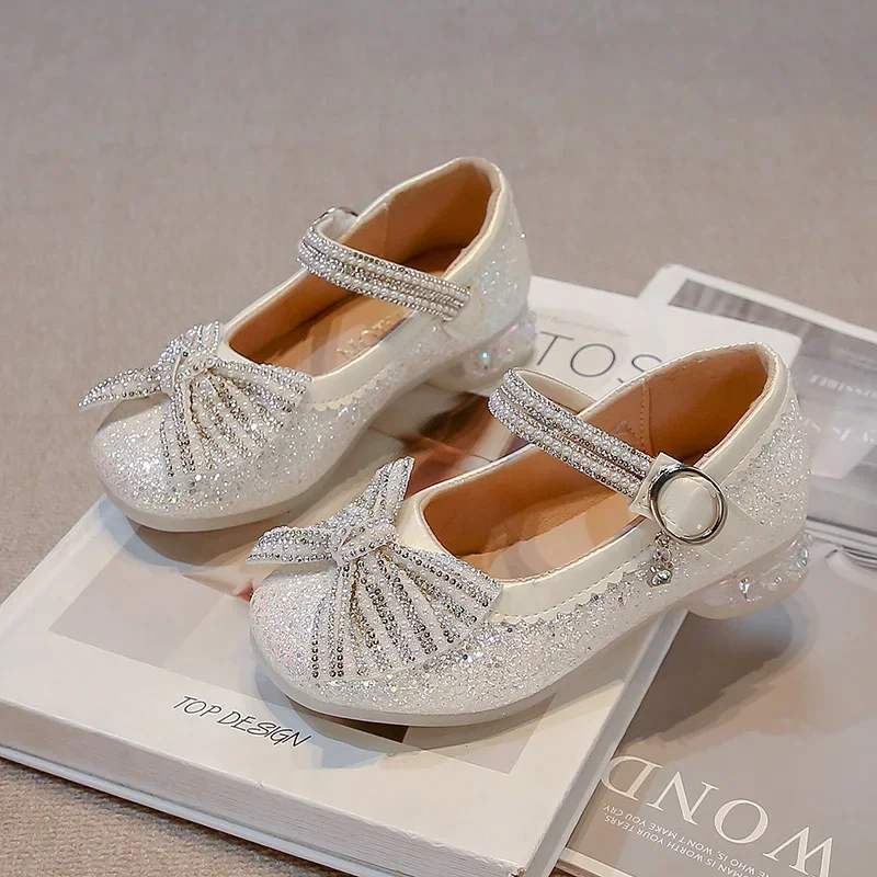 2025 Children Princess High-heels for Girls Spring New Fashion Korean Style Soft Sole Anti-slippery Versatile Chic Wedding Shoes
2025 Children Princess High-heels for Girls Spring New Fashion Korean Style Soft Sole Anti-slippery Versatile Chic Wedding Shoes
