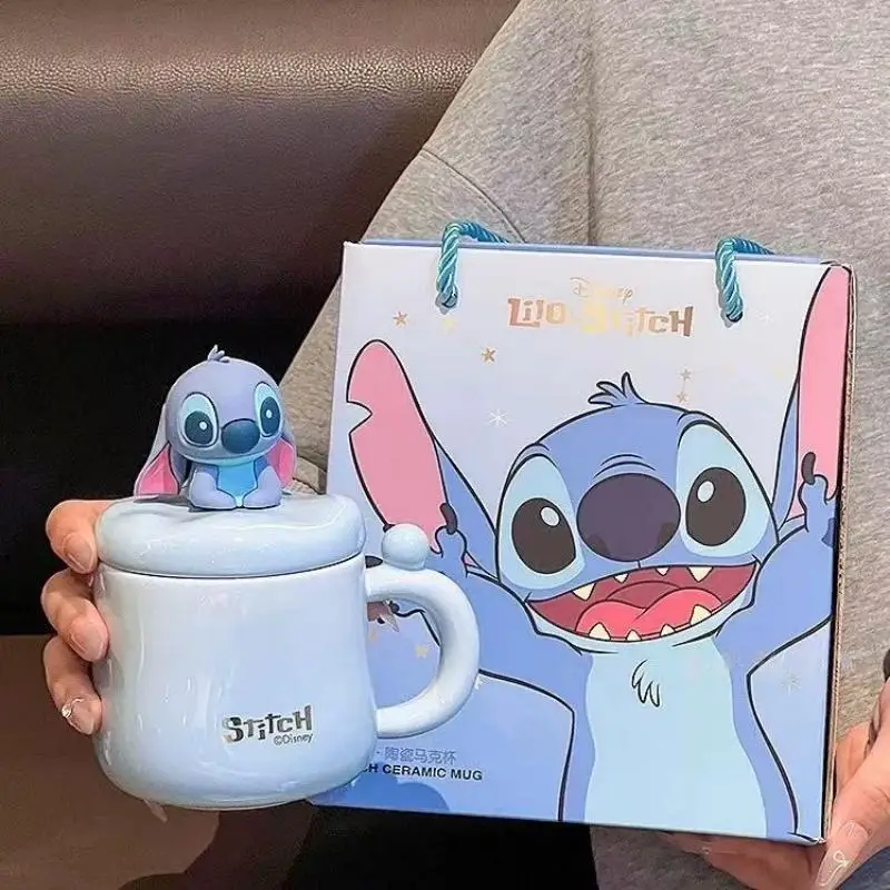 Официальная керамическая кружка Disney Stitch с 3D-фигуркой на крышке, набор для пары, практичный подарок на день рождения, чашка для воды для мужчин и женщин, в наличии
Официальная керамическая кружка Disney Stitch с 3D-фигуркой на крышке, набор для пары, практичный подарок на день рождения, чашка для воды для мужчин и женщин, в наличии
