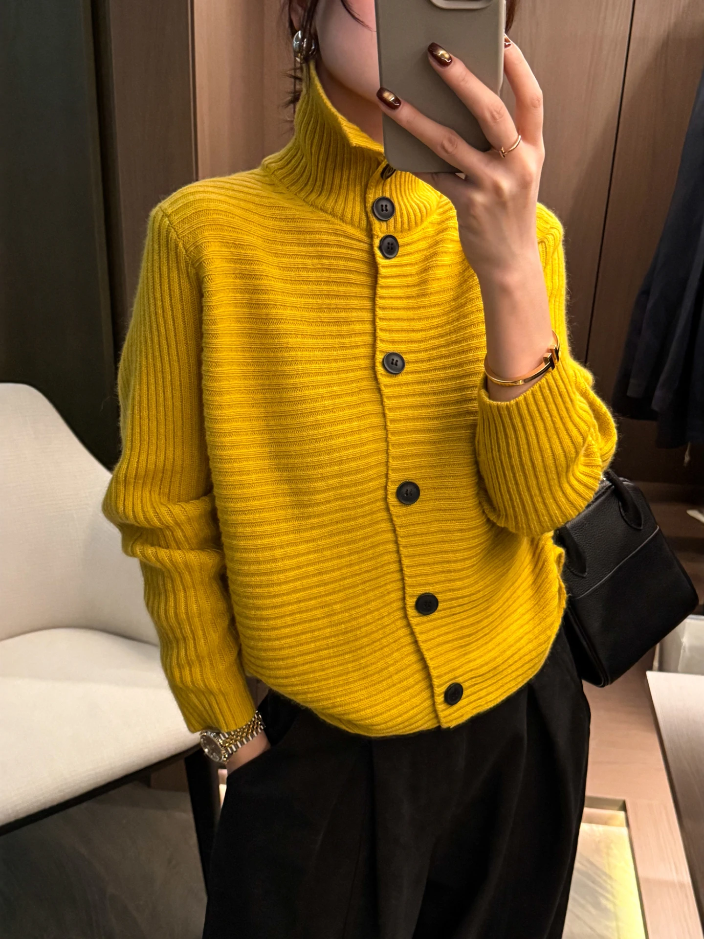 Модный вязаный кардиган с высоким воротником, удлиненный, свободный, универсальный, для женщин, осень-зима, французский стиль
Модный вязаный кардиган с высоким воротником, удлиненный, свободный, универсальный, для женщин, осень-зима, французский стиль