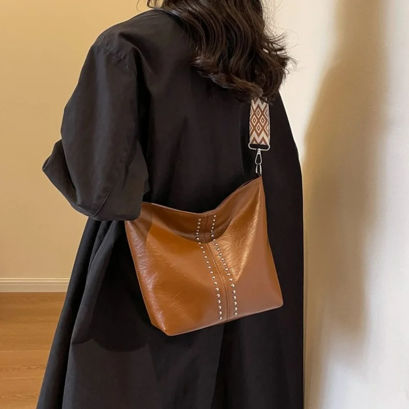 First-Class Women's Shoulder Bag Made Of Goatskin Leather With Compact Trendy Lisbon Vintage Spacious Soft Daily Look
First-Class Women's Shoulder Bag Made Of Goatskin Leather With Compact Trendy Lisbon Vintage Spacious Soft Daily Look