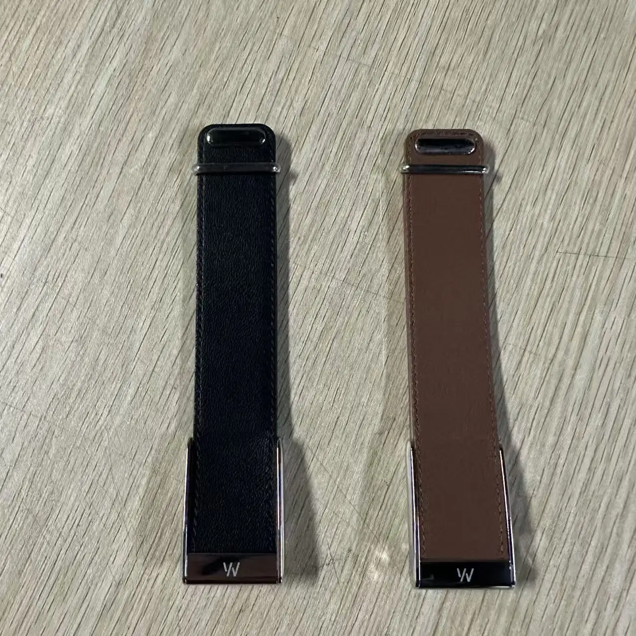 Compatible with Whoop 5.0 MG Straps, featuring a top-layer cowhide leather buckle strap with a bright silver metal U-shape Band
Compatible with Whoop 5.0 MG Straps, featuring a top-layer cowhide leather buckle strap with a bright silver metal U-shape Band
