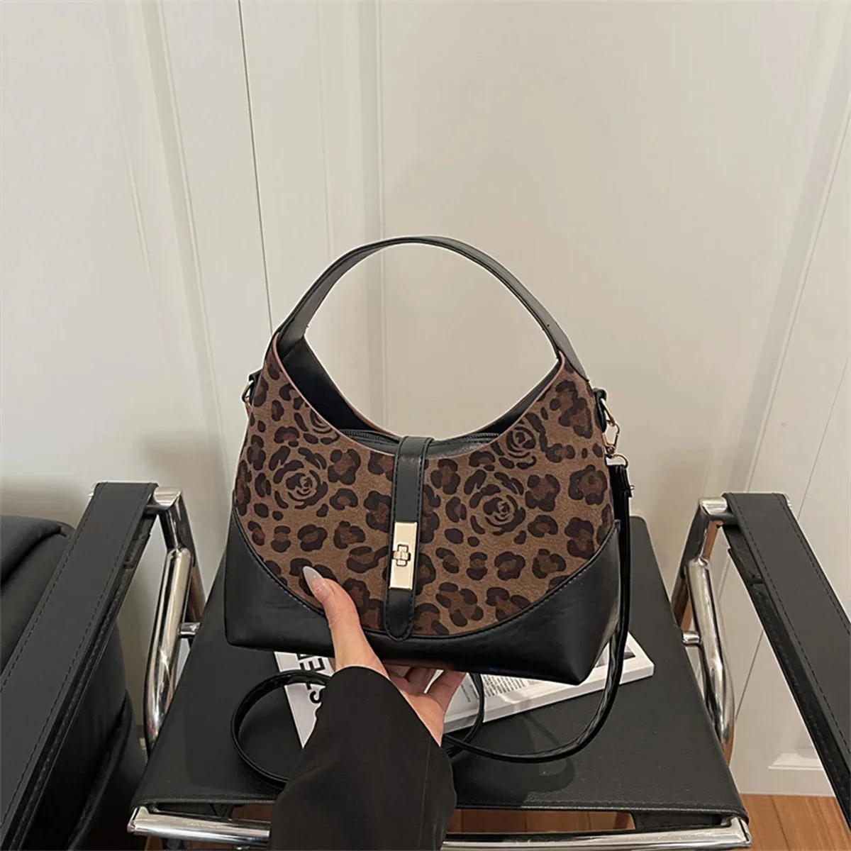 Сумка-кроссбоди из замши в стиле ретро для повседневного использования, однотонная или с леопардовым принтом, легкая, из полиуретана, на молнии, с регулируемым ремнем, многофункциональная
Сумка-кроссбоди из замши в стиле ретро для повседневного использования, однотонная или с леопардовым принтом, легкая, из полиуретана, на молнии, с регулируемым ремнем, многофункциональная