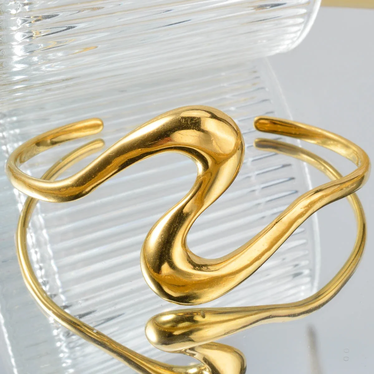 Minimalist Style Gold Plated Abstract Geometric Open Bracelet Modern Art Cuff for Women Fashion Jewelry Gift Idea Valentine's
Minimalist Style Gold Plated Abstract Geometric Open Bracelet Modern Art Cuff for Women Fashion Jewelry Gift Idea Valentine's