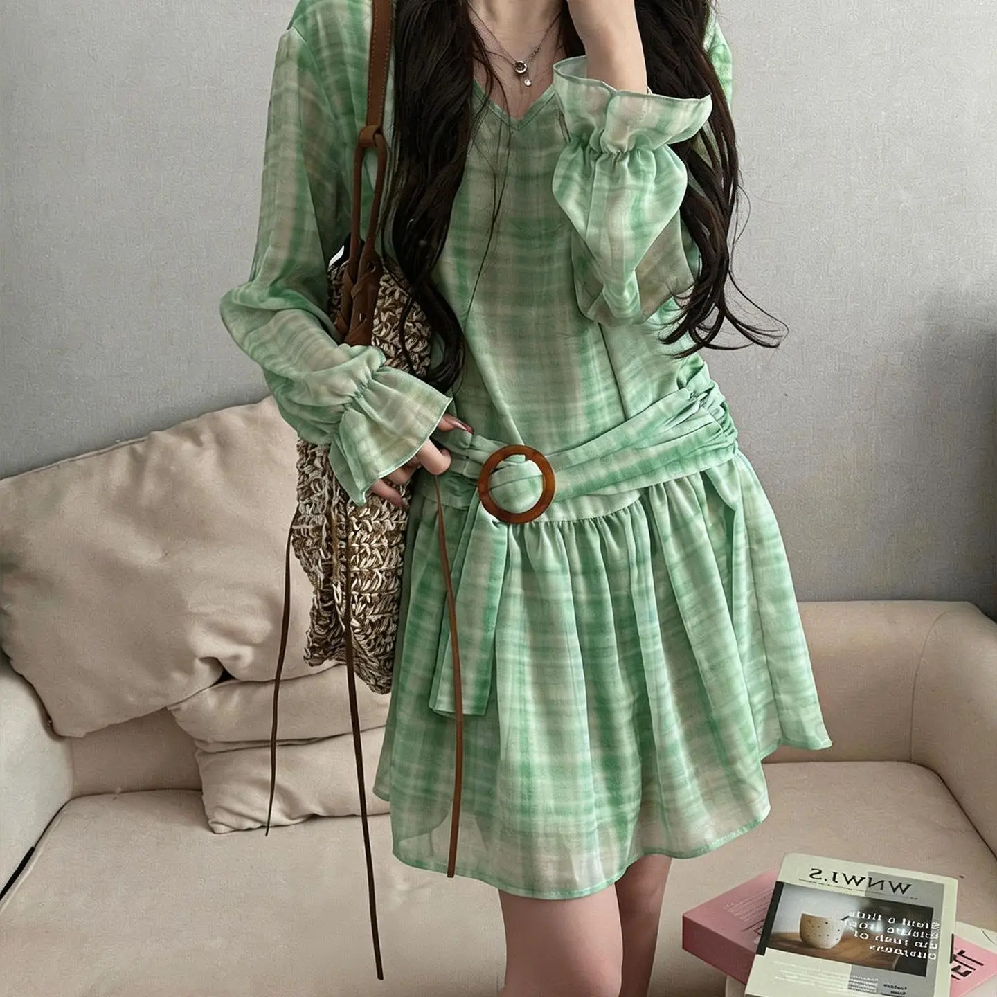 Dopamine green plaid v-neck long-sleeved shirt dress women's 2026 early spring beautiful beautiful design skirt
Dopamine green plaid v-neck long-sleeved shirt dress women's 2026 early spring beautiful beautiful design skirt