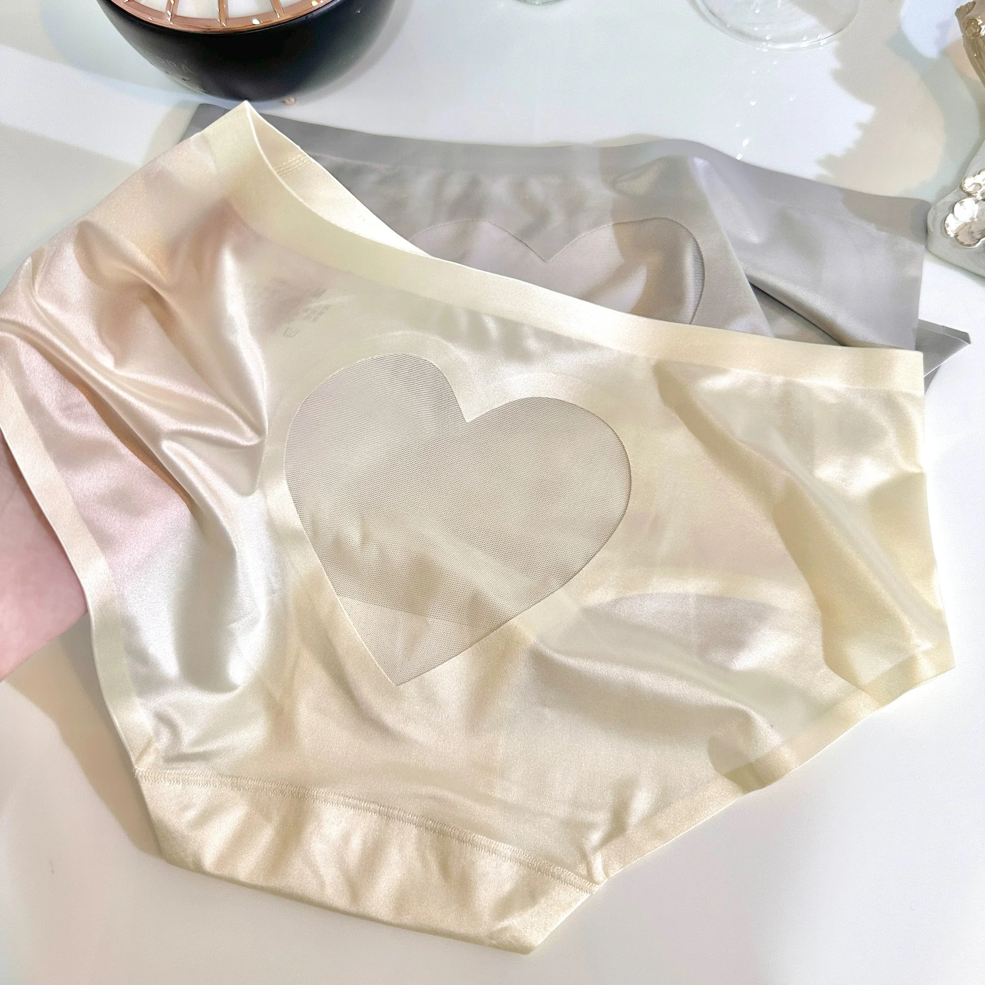 Mulberry silk scarless love hollowing panties girls simple underwear sexy solid color pants thin breathable underpants
Mulberry silk scarless love hollowing panties girls simple underwear sexy solid color pants thin breathable underpants