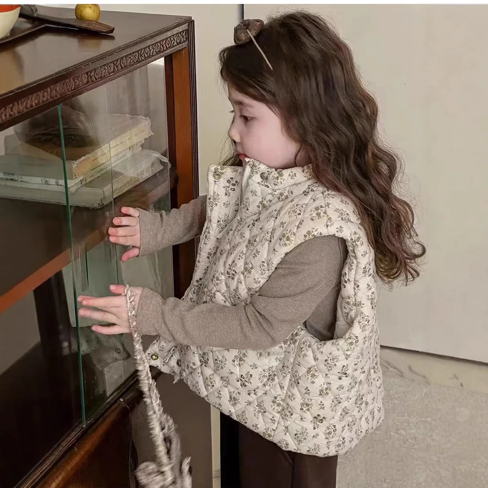 Корейский зимний жилет для маленьких девочек с подкладкой и цветочным принтом, детская верхняя одежда для девочек, пальто, утепленные теплые куртки без рукавов для маленьких девочек
Корейский зимний жилет для маленьких девочек с подкладкой и цветочным принтом, детская верхняя одежда для девочек, пальто, утепленные теплые куртки без рукавов для маленьких девочек