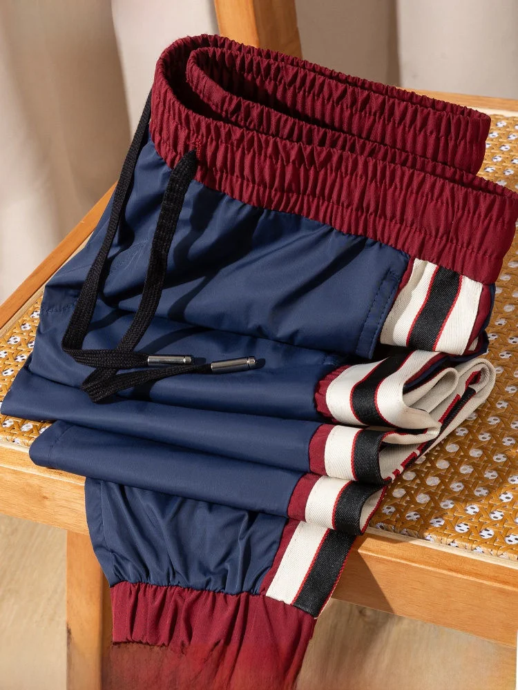 Мужские спортивные брюки из лёгкого шелка, облегающие, с эластичным поясом, быстросохнущие, в стиле casual, молодёжный тренд, бренд.
Мужские спортивные брюки из лёгкого шелка, облегающие, с эластичным поясом, быстросохнущие, в стиле casual, молодёжный тренд, бренд.