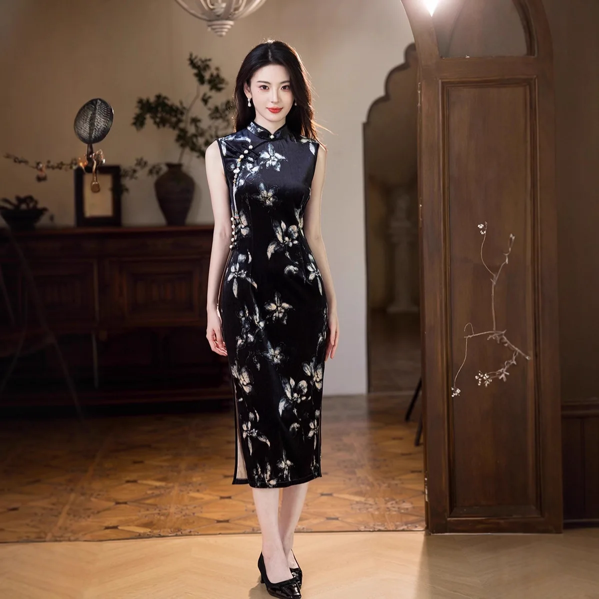 Black Velvet Retro Style Sleeveless Cheongsam for Women Spring 2025 New Improvement New Chinese Style Old Shanghai Qipao
Black Velvet Retro Style Sleeveless Cheongsam for Women Spring 2025 New Improvement New Chinese Style Old Shanghai Qipao