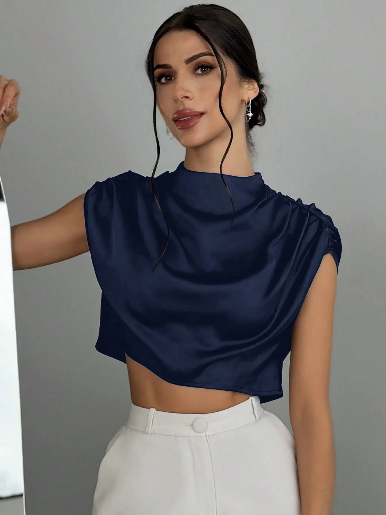 Темно-синий укороченный топ с рюшами и короткими рукавами для женщин, с атласным эффектом, в повседневном и элегантном стиле
Темно-синий укороченный топ с рюшами и короткими рукавами для женщин, с атласным эффектом, в повседневном и элегантном стиле