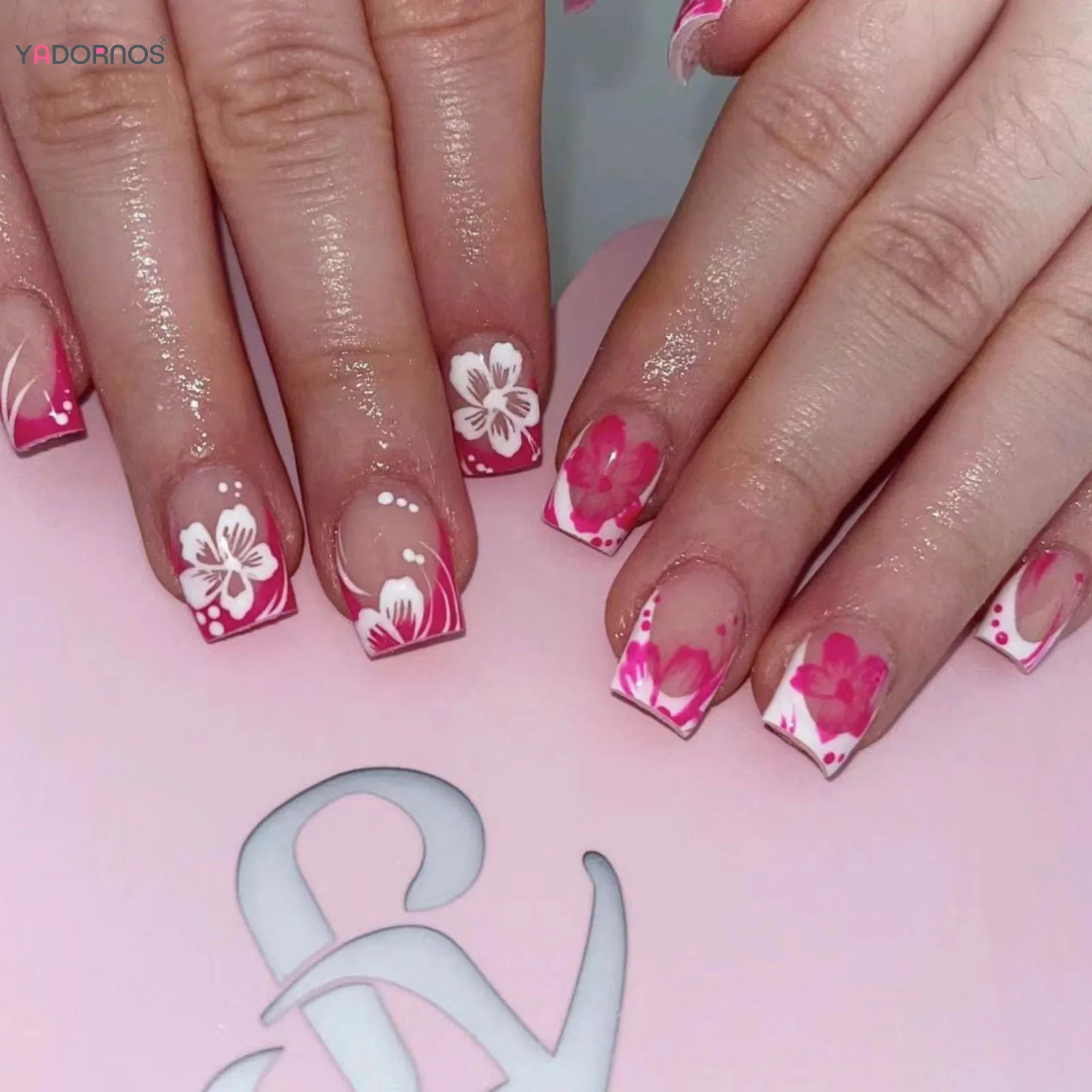 24 white flower-patterned false nails shipped randomly; pink French manicure style; short and wearable; suitable for women.
24 white flower-patterned false nails shipped randomly; pink French manicure style; short and wearable; suitable for women.