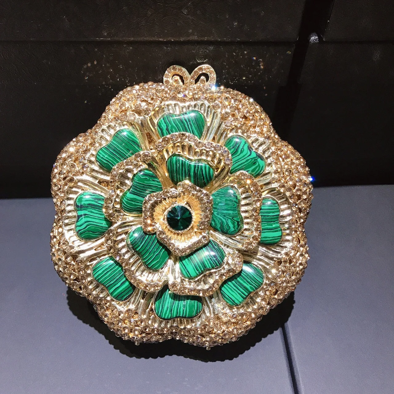 Женская сумка-клатч с трехмерным цветком, мраморным лепестком и кристаллами
Женская сумка-клатч с трехмерным цветком, мраморным лепестком и кристаллами