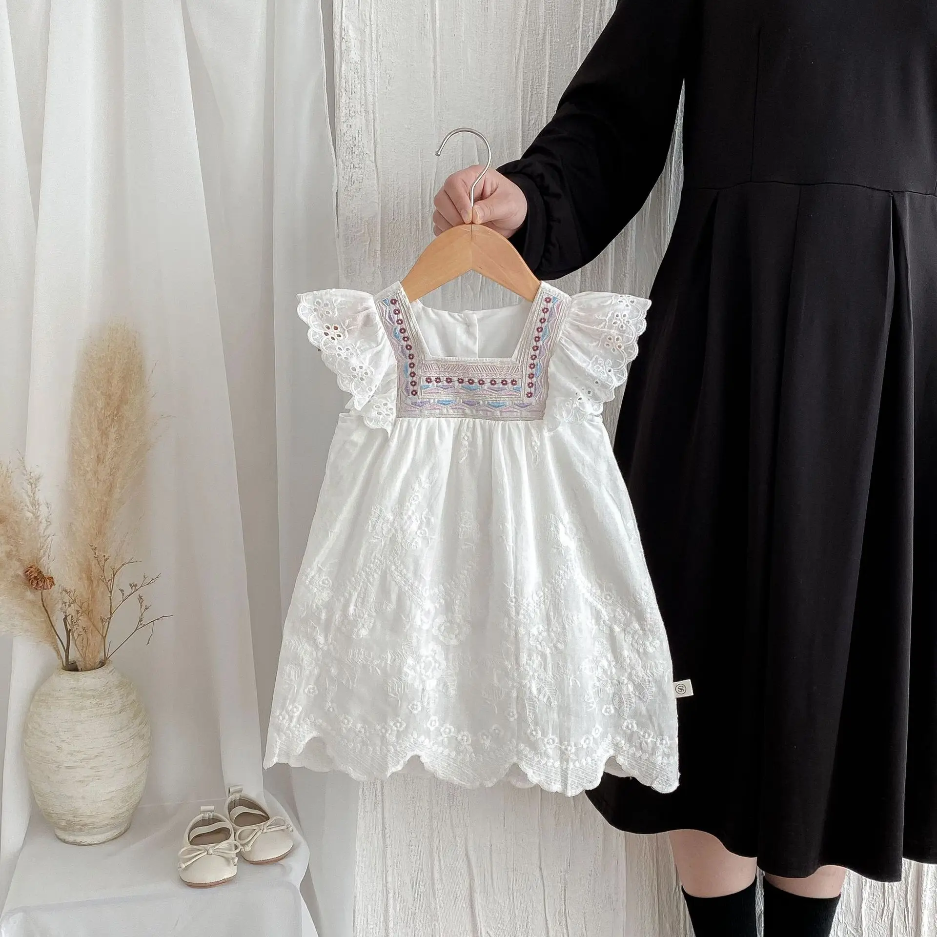 2025 Summer Baby Girl Embroidered Lace Dress Children's Short Sleeves Lotus Leaf Edge Pastoral Princess Dress
2025 Summer Baby Girl Embroidered Lace Dress Children's Short Sleeves Lotus Leaf Edge Pastoral Princess Dress