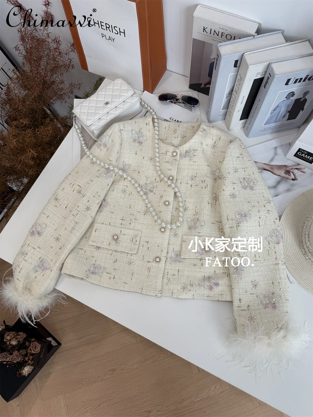 Осенняя одежда 2024, новая модная элегантная светская утягивающая куртка, топ с тяжелыми пайетками и бисером, с рукавами из перьев, женское короткое пальто
Осенняя одежда 2024, новая модная элегантная светская утягивающая куртка, топ с тяжелыми пайетками и бисером, с рукавами из перьев, женское короткое пальто