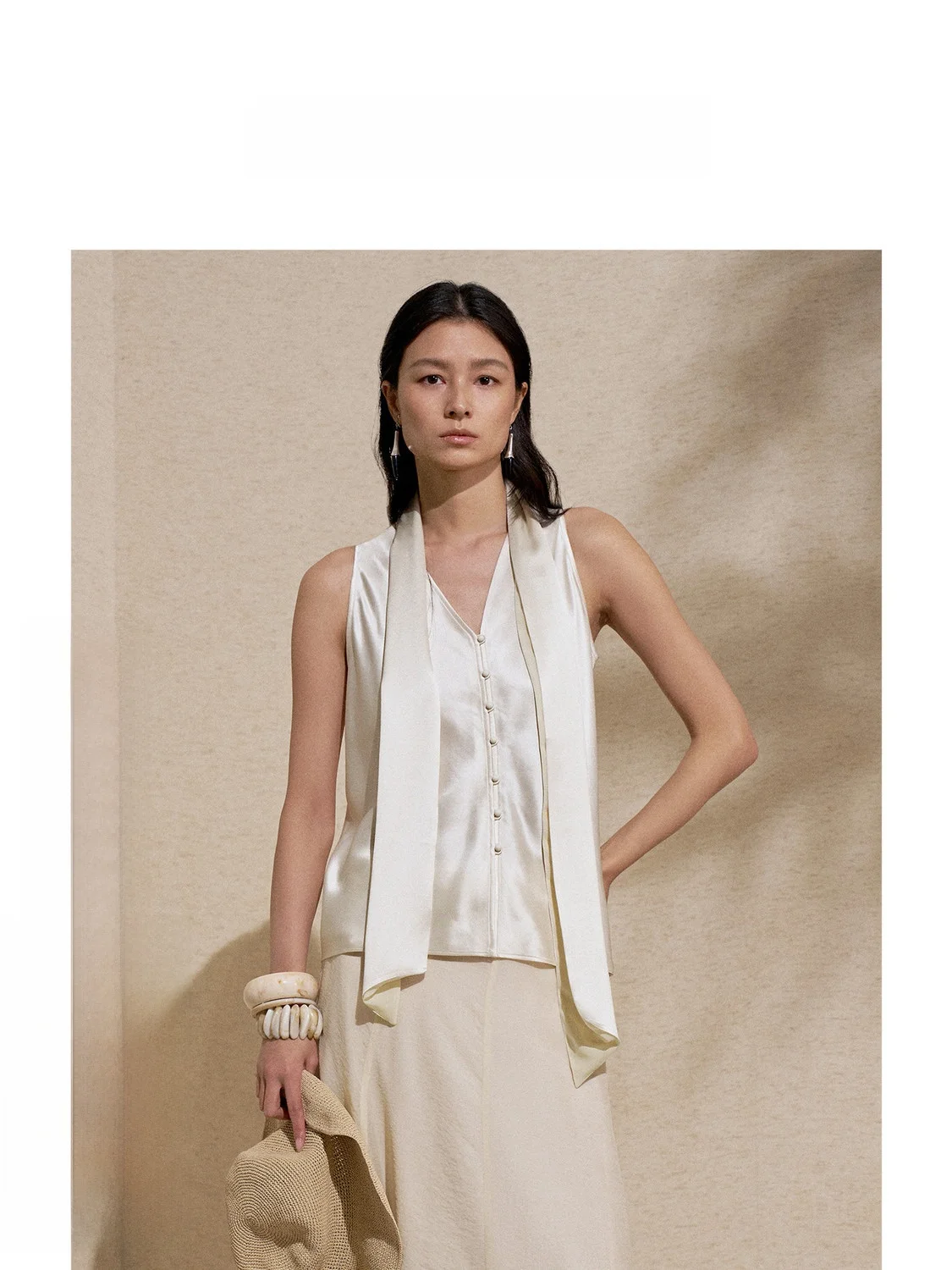 Элегантный женский топ ZhiZhi из атласа с V-образным вырезом и драпировкой, летняя новинка, без рукавов, из смесового полиэстера и ацетатного волокна
Элегантный женский топ ZhiZhi из атласа с V-образным вырезом и драпировкой, летняя новинка, без рукавов, из смесового полиэстера и ацетатного волокна