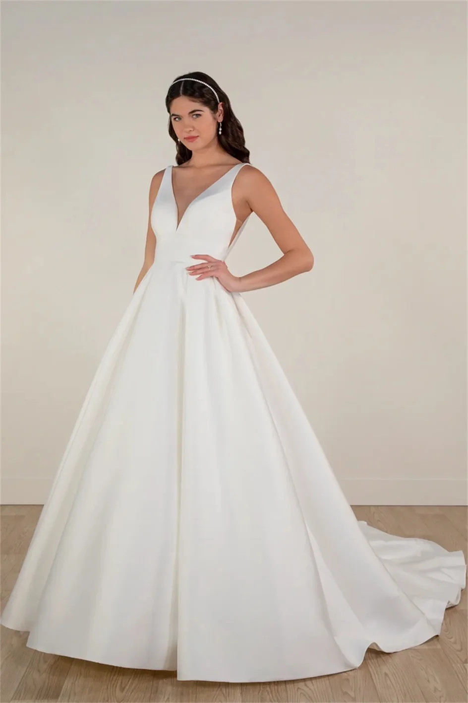 Satin Sleeveless A-line Wedding Dresses V-neck Backless Chapel Train Floor-Length Dress With Pockets & Button Back Bridal Gowns
Satin Sleeveless A-line Wedding Dresses V-neck Backless Chapel Train Floor-Length Dress With Pockets & Button Back Bridal Gowns