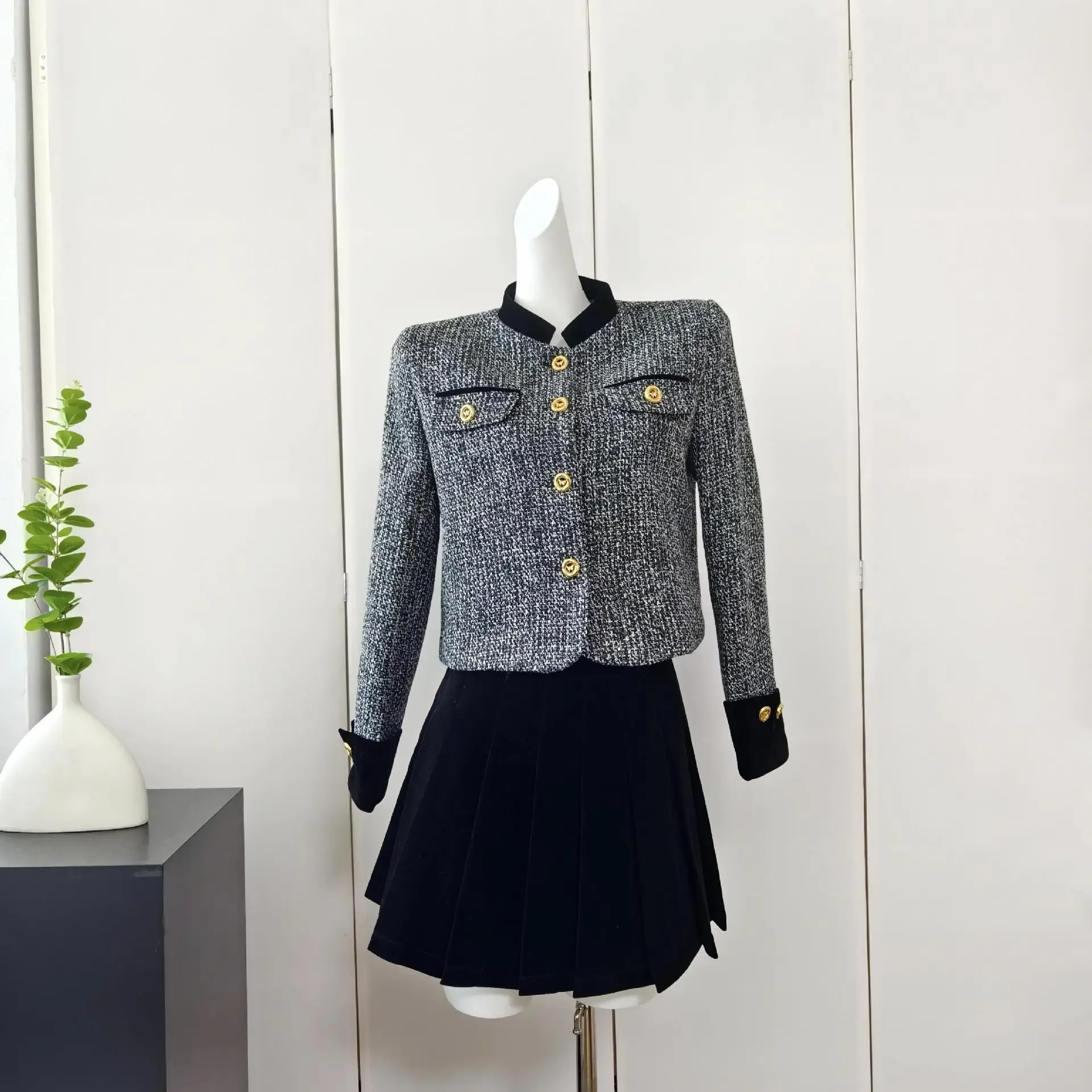 Round Neck Velvet Patchwork Jacket High Waist Skirt Two-piece Set 2 Piece Set Women Outfit Crop Top and Skirt Sets Fashion
Round Neck Velvet Patchwork Jacket High Waist Skirt Two-piece Set 2 Piece Set Women Outfit Crop Top and Skirt Sets Fashion