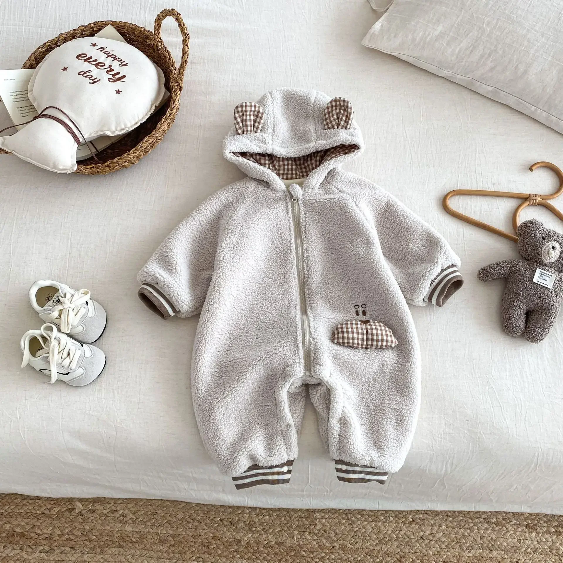 2025 зимний комбинезон с капюшоном и милыми медвежьими ушками для новорожденных от 0 до 24 месяцев, детский комбинезон в клетку, теплая плотная одежда для маленьких мальчиков и девочек
2025 зимний комбинезон с капюшоном и милыми медвежьими ушками для новорожденных от 0 до 24 месяцев, детский комбинезон в клетку, теплая плотная одежда для маленьких мальчиков и девочек