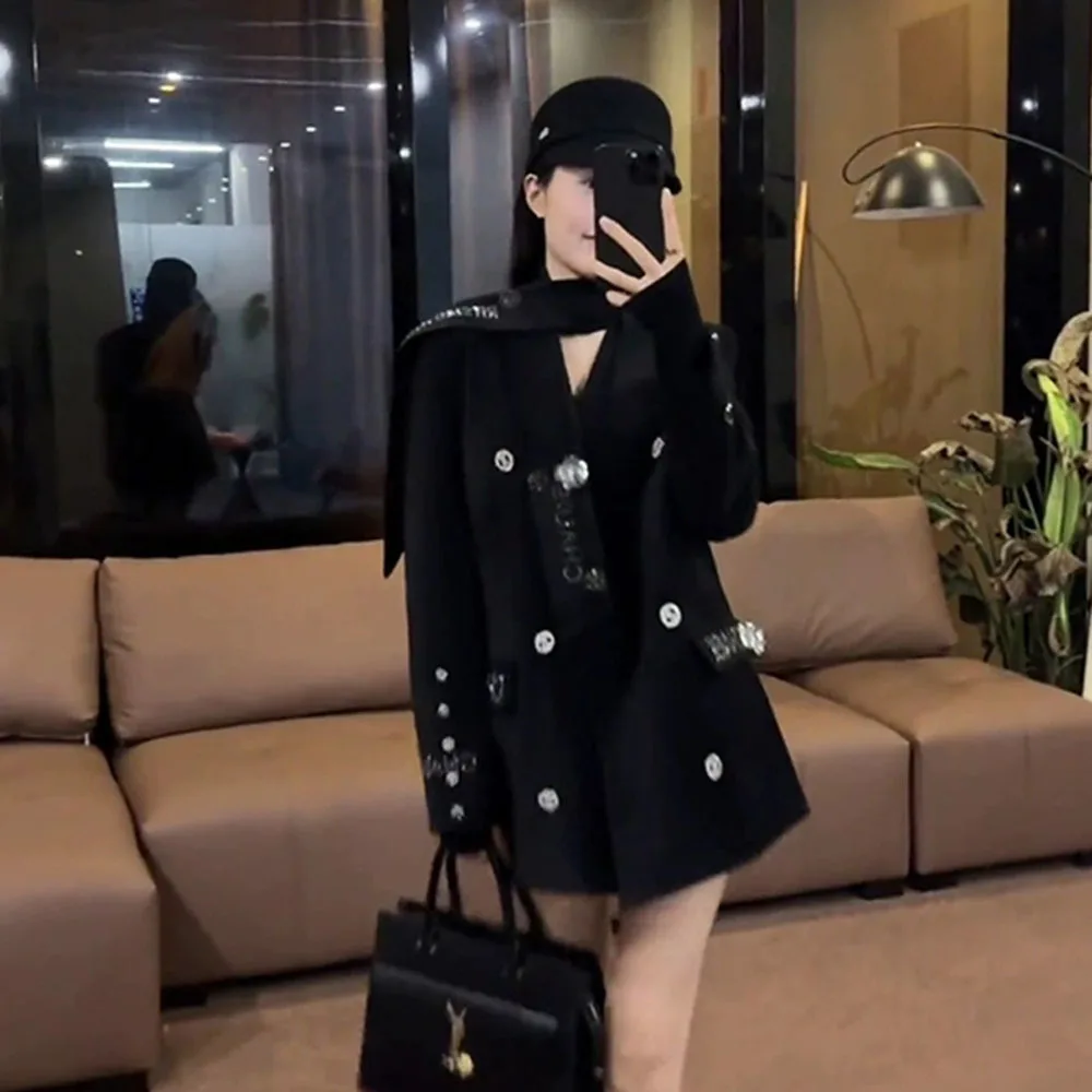 Spring 2025 New Fashion Sparkling Beaded Blazer Women's Notched Elegant Black Suit Jackets Female Casual Loose Coat Trend Ladies
Spring 2025 New Fashion Sparkling Beaded Blazer Women's Notched Elegant Black Suit Jackets Female Casual Loose Coat Trend Ladies