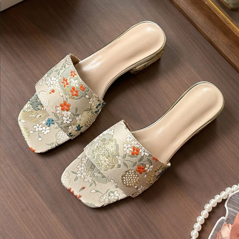 2025 New Summer Women’s Modern Slippers Square Toe Low Heel Outdoor Printing Sandals for Daily Elegant Dress Slippers
2025 New Summer Women’s Modern Slippers Square Toe Low Heel Outdoor Printing Sandals for Daily Elegant Dress Slippers