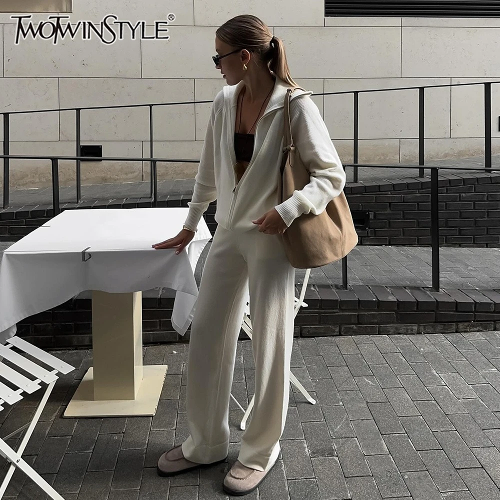 TWOTWINSTYLE осенние комплекты свитеров для женщин, кардиган на молнии с длинными рукавами и лацканами, широкие брюки с высокой талией, комплект из двух предметов, женский
TWOTWINSTYLE осенние комплекты свитеров для женщин, кардиган на молнии с длинными рукавами и лацканами, широкие брюки с высокой талией, комплект из двух предметов, женский