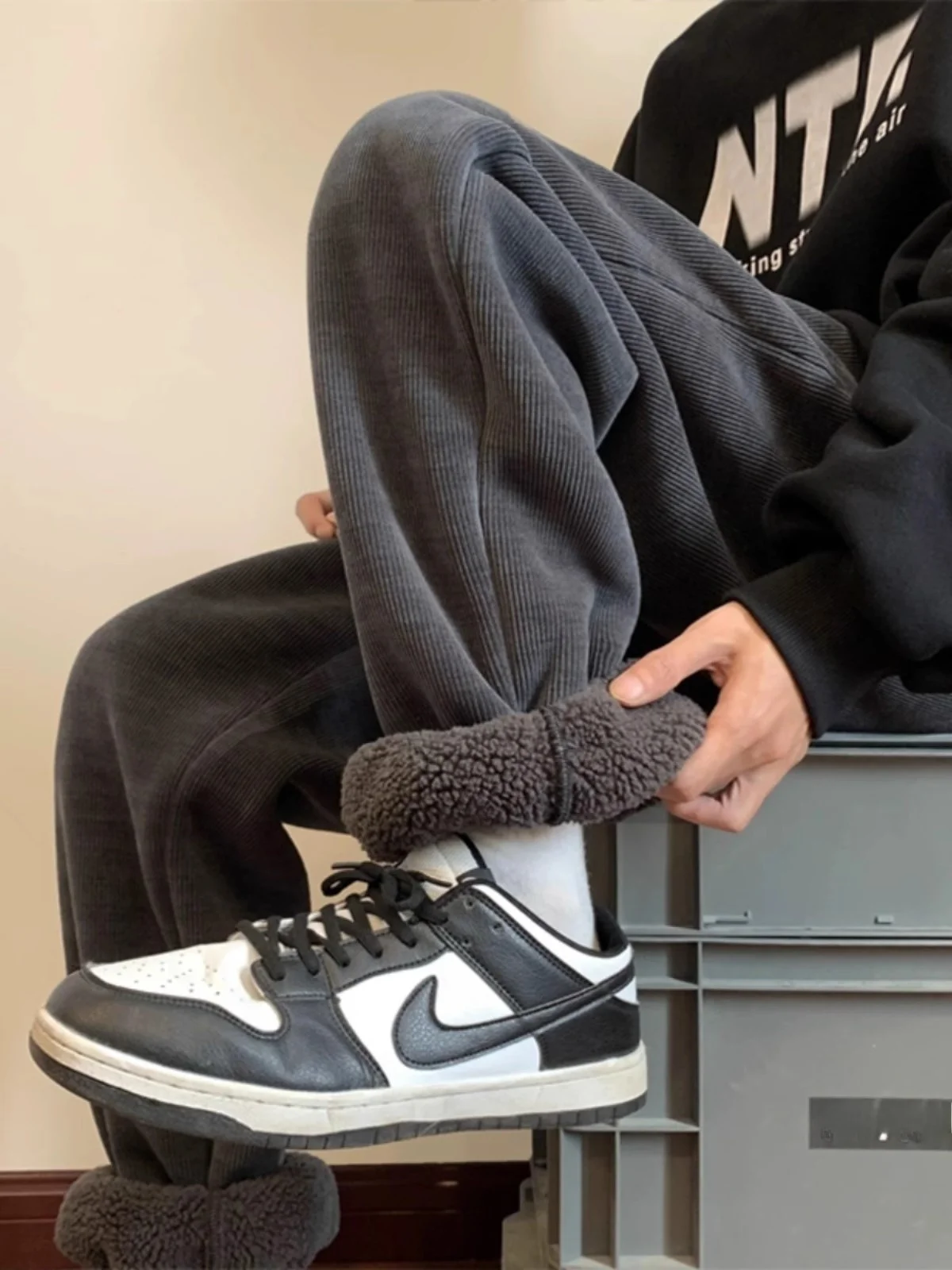 Extra Thi Lamb бархатные мужские осенне-зимние вельветовые повседневные брюки с манжетами на подкладке, свободные брюки Харлан, молодежная мода
Extra Thi Lamb бархатные мужские осенне-зимние вельветовые повседневные брюки с манжетами на подкладке, свободные брюки Харлан, молодежная мода