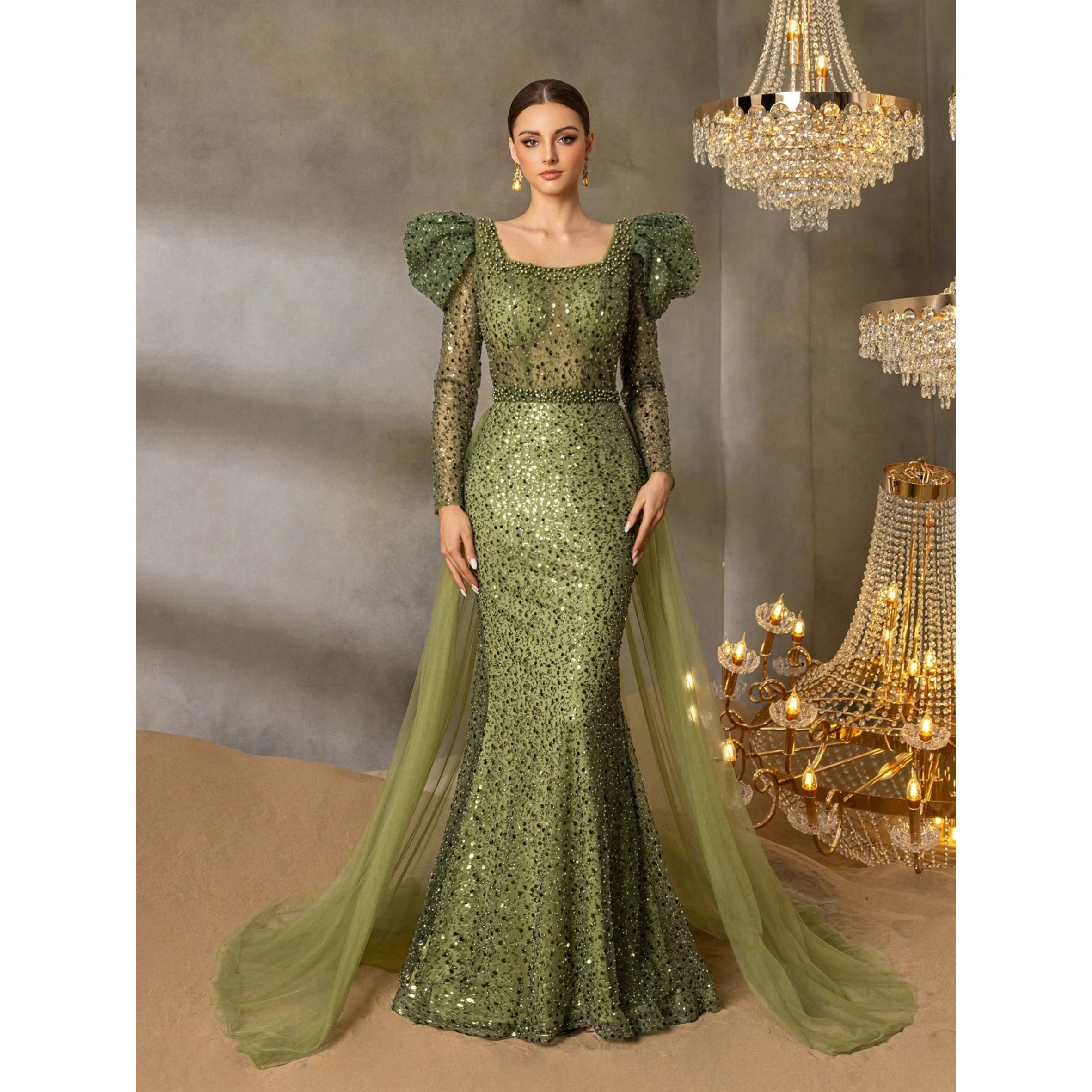 Роскошное вечернее платье русалки с квадратным вырезом и эффектными пышными рукавами принцессы, прозрачным тюлевым шлейфом и завязкой на талии
Роскошное вечернее платье русалки с квадратным вырезом и эффектными пышными рукавами принцессы, прозрачным тюлевым шлейфом и завязкой на талии