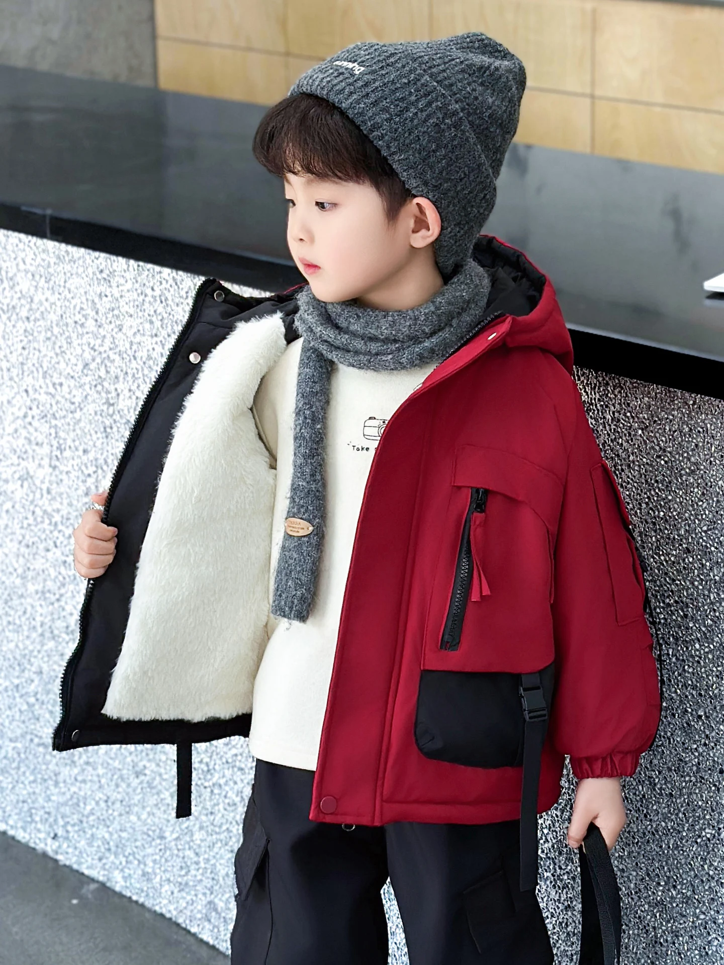 Зимняя хлопковая куртка для мальчиков с подкладкой, теплая, водонепроницаемая, молодежная, модная, с принтом, с капюшоном, длинными рукавами, на молнии, производство Китай
Зимняя хлопковая куртка для мальчиков с подкладкой, теплая, водонепроницаемая, молодежная, модная, с принтом, с капюшоном, длинными рукавами, на молнии, производство Китай