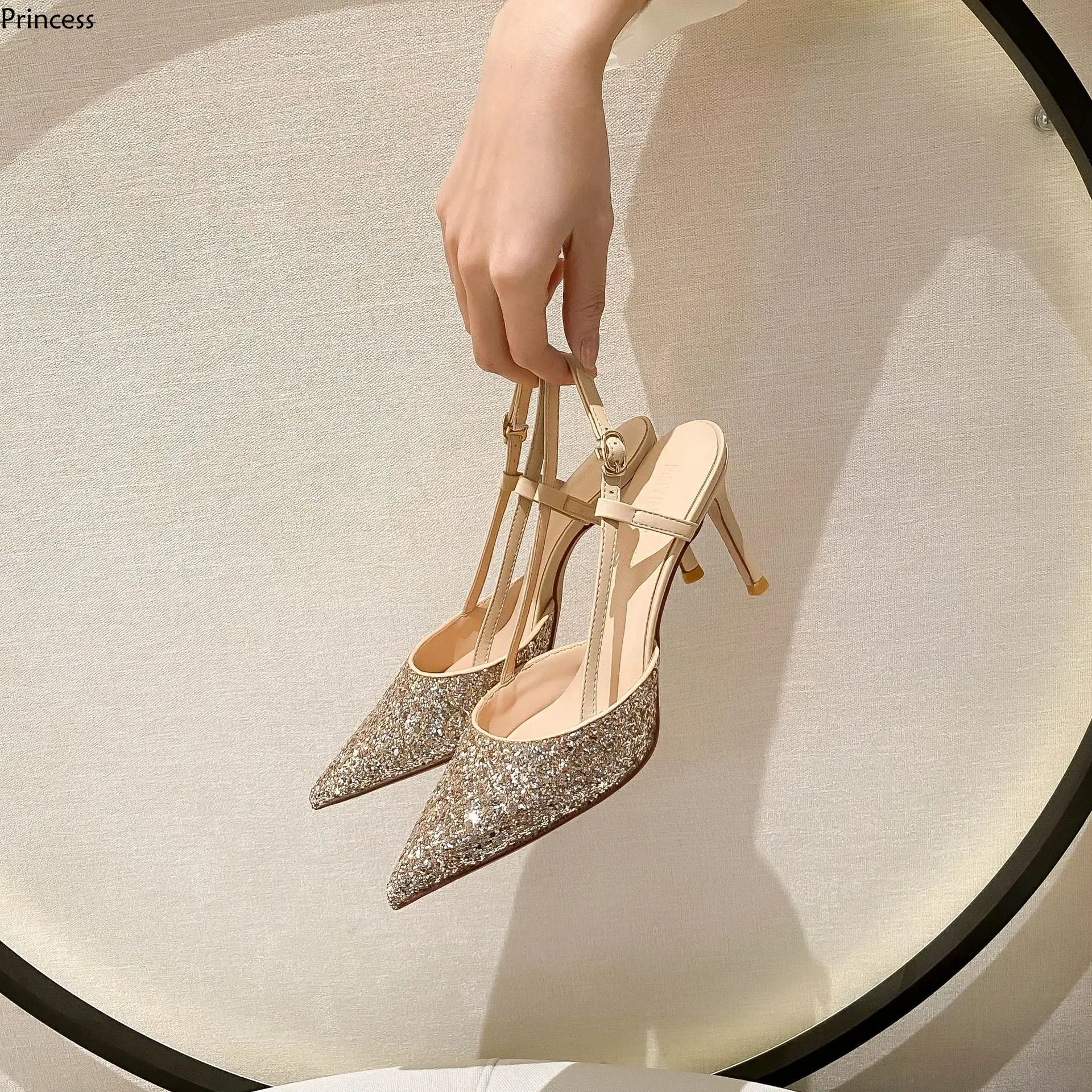 2024 New Pointed Shiny Glitter Sandals For Women's Outwear With One Line Buckle And Headband Slender Heels
2024 New Pointed Shiny Glitter Sandals For Women's Outwear With One Line Buckle And Headband Slender Heels