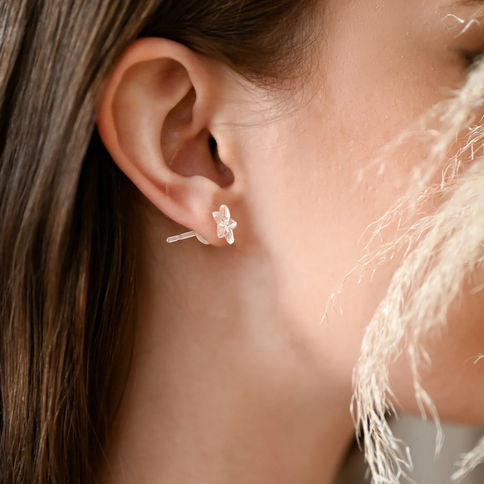 50Sets Transparent Resin Ear Studs Flower Modeling Earring Backs Stoppers Safe for Daily Wear Earrings for Women Teen Girls
50Sets Transparent Resin Ear Studs Flower Modeling Earring Backs Stoppers Safe for Daily Wear Earrings for Women Teen Girls