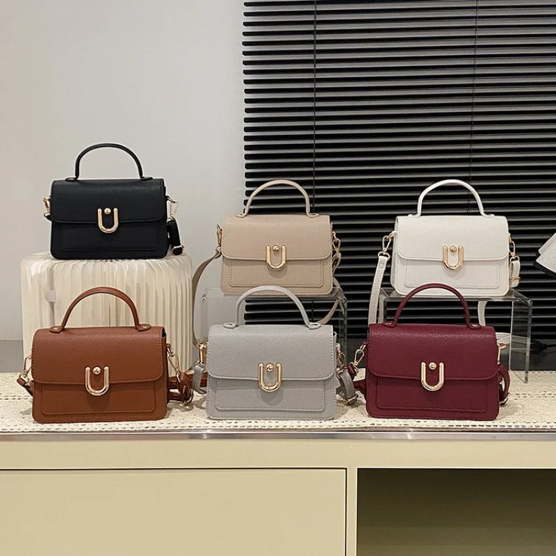 Luxury Leather Messenger Bag Large Capacity Commuter For Women With Vintage Classic Design Shopper
Luxury Leather Messenger Bag Large Capacity Commuter For Women With Vintage Classic Design Shopper