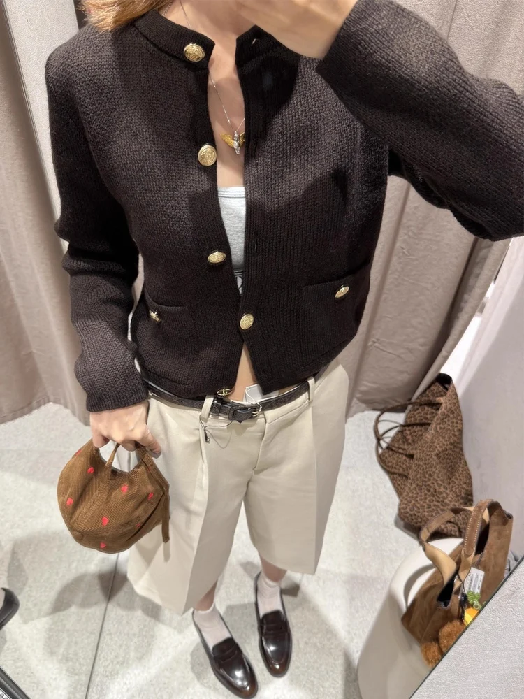 Осенняя новинка: Женский вязаный кардиган с длинными рукавами и круглым вырезом, украшенный золотыми пуговицами, свободного кроя, повседневный стиль
Осенняя новинка: Женский вязаный кардиган с длинными рукавами и круглым вырезом, украшенный золотыми пуговицами, свободного кроя, повседневный стиль