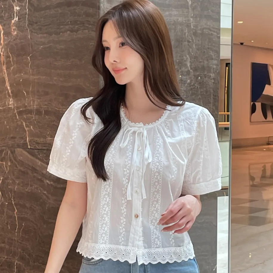 Korean Style Simple Embroidery Short Sleeve Shirt Women's Top with Belt Floral Lace Detail Straight Cut Summer Fashion Casual
Korean Style Simple Embroidery Short Sleeve Shirt Women's Top with Belt Floral Lace Detail Straight Cut Summer Fashion Casual