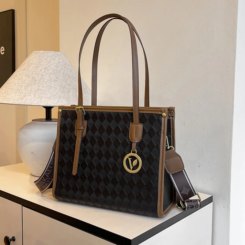 Trendy Ladies Large Capaci oulder Bag Crossbody Bag with Wide Strap Handle Tote Bag Urban Simple Sle PU Leather Bag
Trendy Ladies Large Capaci oulder Bag Crossbody Bag with Wide Strap Handle Tote Bag Urban Simple Sle PU Leather Bag