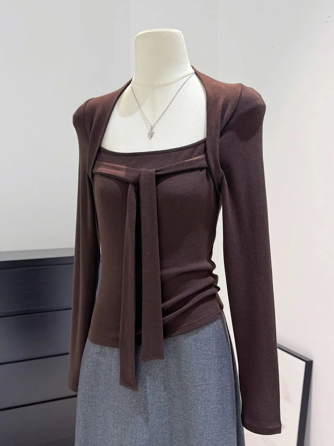 Cafe Au Lait Fake Two-Piece Long Sleeve T-Shirt Women's Autumn New Slimming Base Layer Spicy Girl Style Ladies' Top Trendy
Cafe Au Lait Fake Two-Piece Long Sleeve T-Shirt Women's Autumn New Slimming Base Layer Spicy Girl Style Ladies' Top Trendy