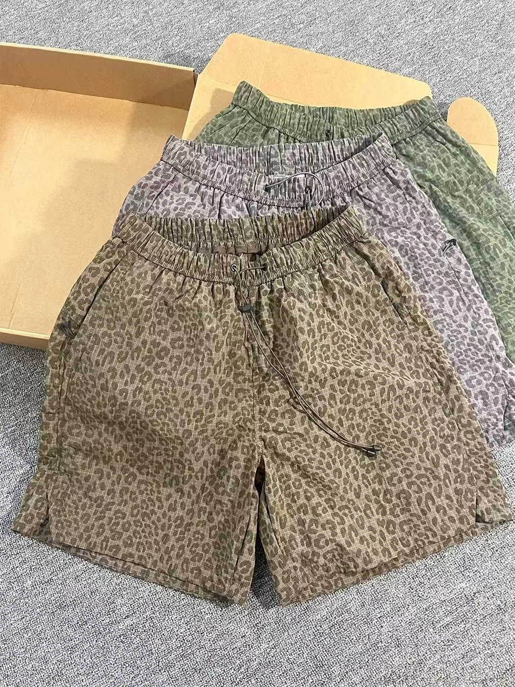 Мужские летние шорты из ледяного шелка с эффектом охлаждения, американский камуфляж, леопардовый принт, спортивные, модные, средней длины
Мужские летние шорты из ледяного шелка с эффектом охлаждения, американский камуфляж, леопардовый принт, спортивные, модные, средней длины