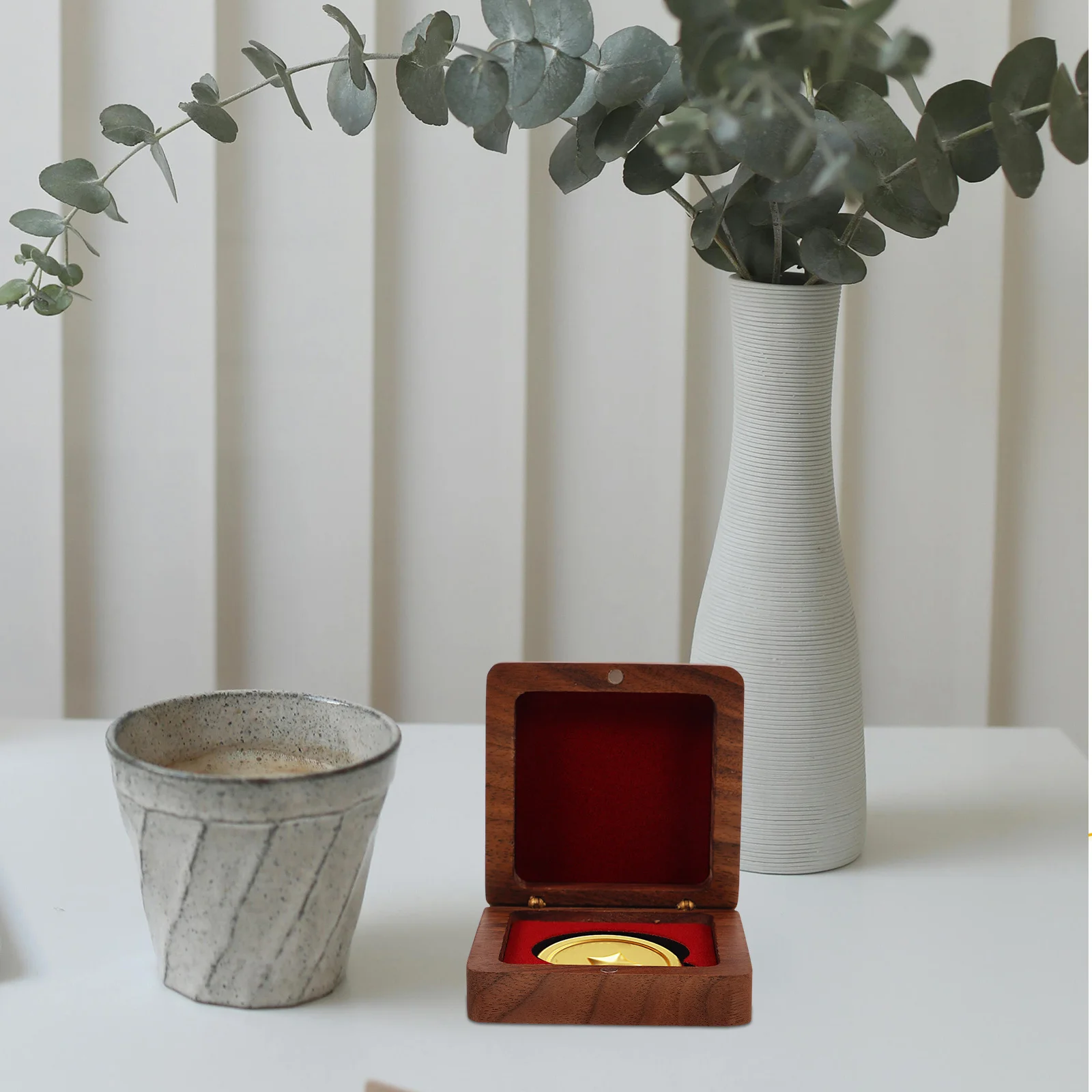 Medal Display Box Compact Lightweight Design Practical Medal Badge Collection Display Holder Desktop Storage Case
Medal Display Box Compact Lightweight Design Practical Medal Badge Collection Display Holder Desktop Storage Case