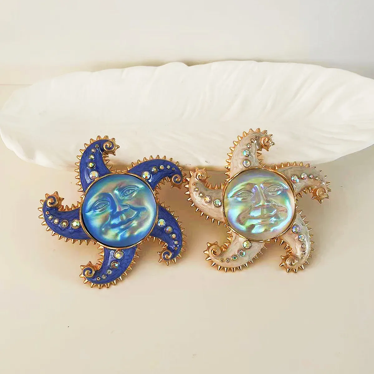 MITTO FASHION JEWELRIES AND HIGH-END ACCESSORIES ENAMEL AND RHINESTONES DOTTED MOON FACE GODDESS VINTAGE PIN WOMEN DRESS BROOCH
MITTO FASHION JEWELRIES AND HIGH-END ACCESSORIES ENAMEL AND RHINESTONES DOTTED MOON FACE GODDESS VINTAGE PIN WOMEN DRESS BROOCH