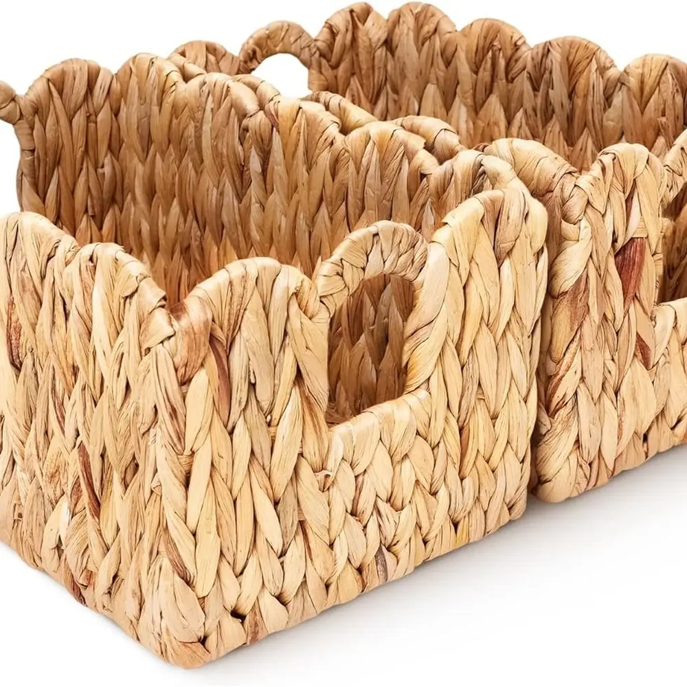 Набор декоративных плетеных корзин из гиацинта для воды: 2 больших корзины для хранения с зубчатыми краями для детской, книг и игрушек
Набор декоративных плетеных корзин из гиацинта для воды: 2 больших корзины для хранения с зубчатыми краями для детской, книг и игрушек