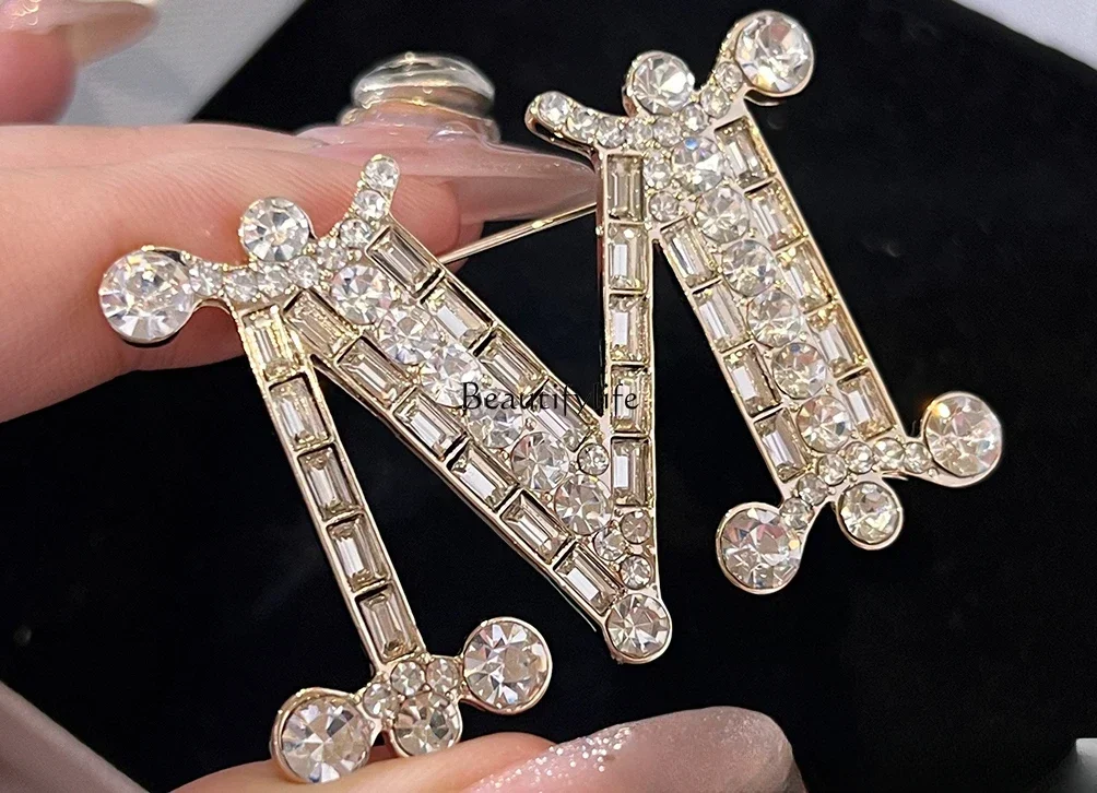 lxFull Diamond Letter Corsage Niche Autumn and Winter Coat Luxury Dinified Sweater
lxFull Diamond Letter Corsage Niche Autumn and Winter Coat Luxury Dinified Sweater