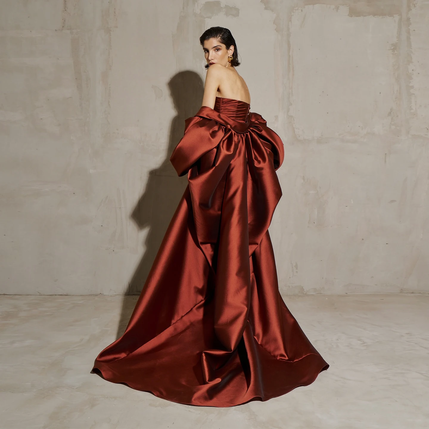 Модная атласная съемная накидка с коротким рукавом, длинная куртка, элегантная накидка для подиума, эластичная свадебная накидка, шикарная TSWD853
Модная атласная съемная накидка с коротким рукавом, длинная куртка, элегантная накидка для подиума, эластичная свадебная накидка, шикарная TSWD853