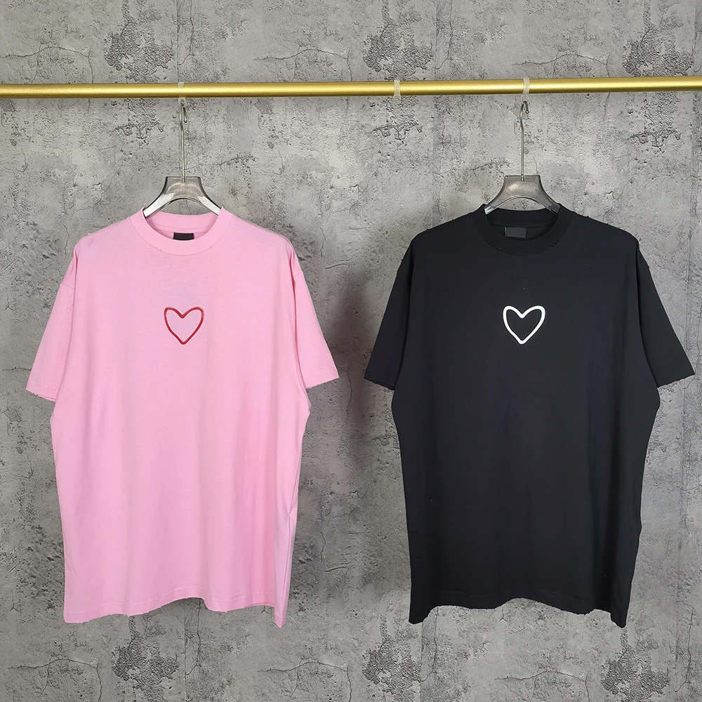 24fw Valentine's Day Limited T shirt Luxury Brand Heart Print T shirts High Quality Men Women Fashion Oversize Streetwear Tees
24fw Valentine's Day Limited T shirt Luxury Brand Heart Print T shirts High Quality Men Women Fashion Oversize Streetwear Tees