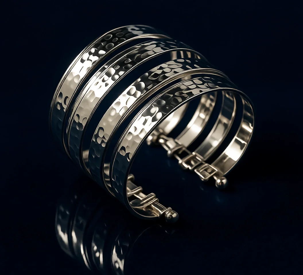 Регулируемый широкий браслет-манжета в современном стиле, позолоченный, с эффектом матовой чеканки, имитация нескольких браслетов
Регулируемый широкий браслет-манжета в современном стиле, позолоченный, с эффектом матовой чеканки, имитация нескольких браслетов